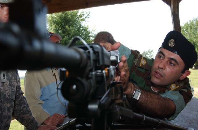 Lebanese Soldier trains with SAW
