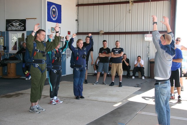 Single Soldiers skydive