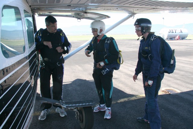 Single Soldiers skydive