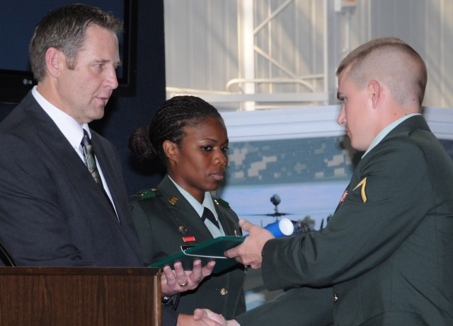 Former Army air traffic controller motivates Fort Rucker students