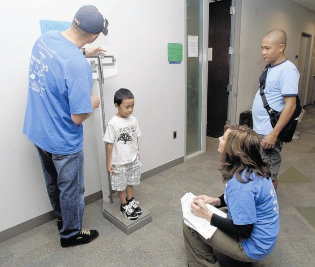 Soldiers volunteer for back-to-school cause