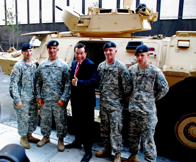 New York Army NatIonal Guard Soldiers Pose with Stephen Colbert 