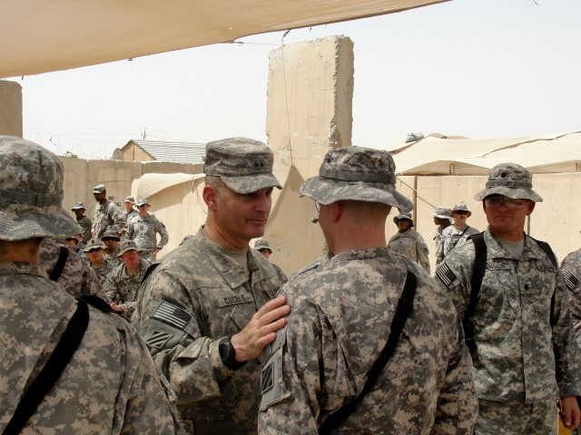 Raiders Soldiers receive combat badges from Marne commander