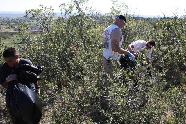 &#039;Fighting Eagles&#039; Soldiers and Families volunteer at local state park