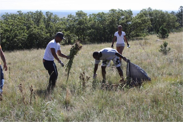 &#039;Fighting Eagles&#039; Soldiers and Families volunteer at local state park