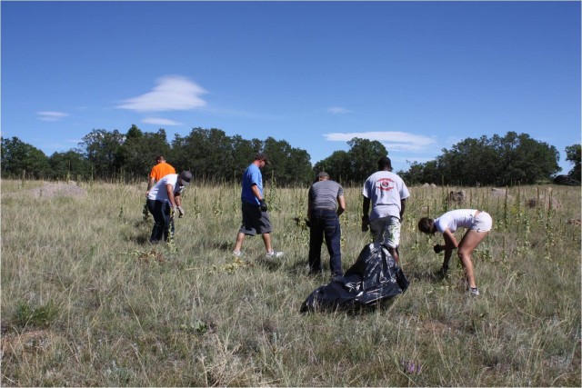 &#039;Fighting Eagles&#039; Soldiers and Families volunteer at local state park