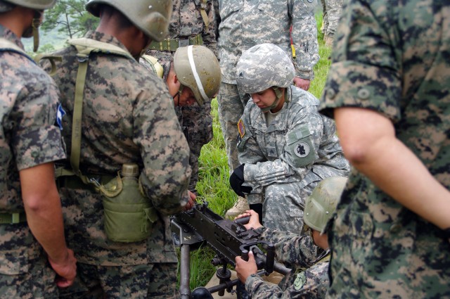 U.S. Army South Soldiers Train Honduran Troops on Weapons Systems