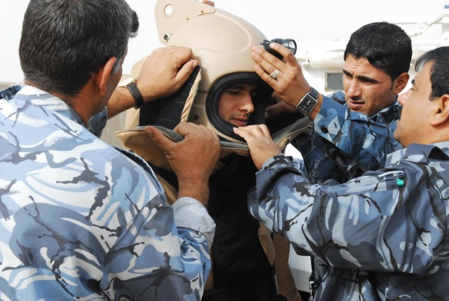 Soldiers teach Iraqi Police EOD fundamentals