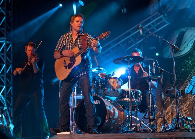 Craig Morgan rocks the runway, entertains Fort Bragg Soldiers, Pope AFB Airmen, Families