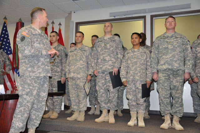 25th ID commanding general recognizes Soldier&#039;s role in the MRX