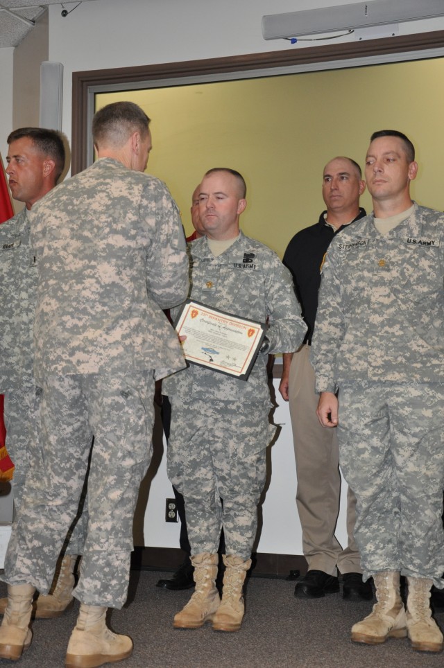 25th ID commanding general recognizes Soldier&#039;s role in the MRX