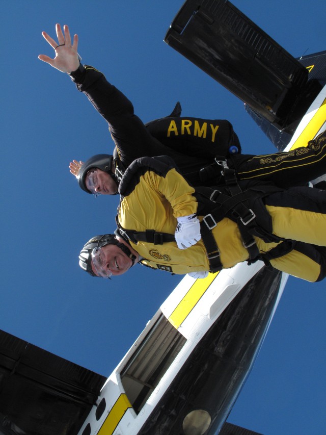 Cadet Command, Recruiting Command, National Guard &#039;synergize&#039; on parachute jump