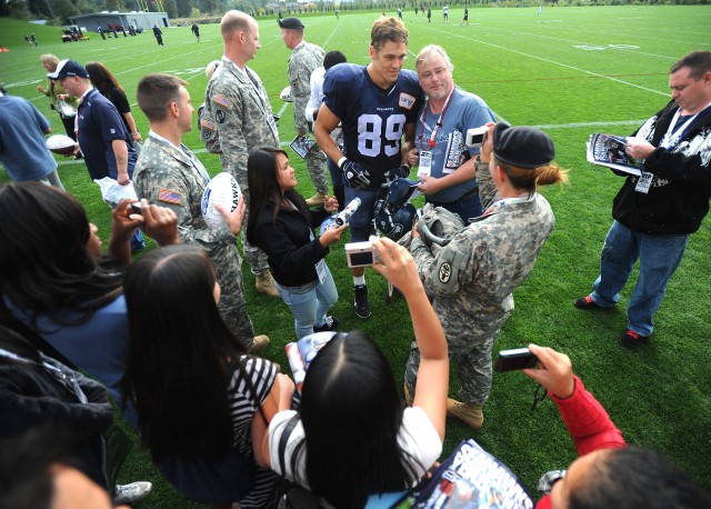 Soldiers visit Seahawks