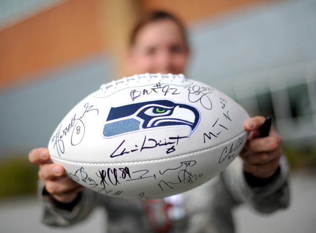 Soldiers visit Seahawks
