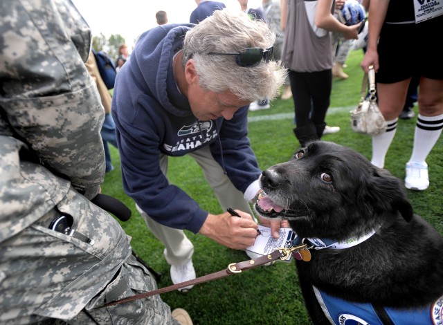 Soldiers visit Seahawks