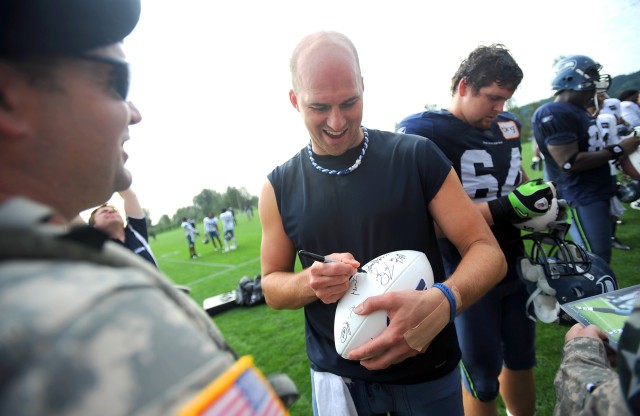 Soldiers visit Seahawks