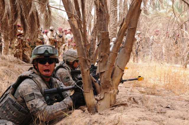 U.S. platoon shows new tactics to IA officers