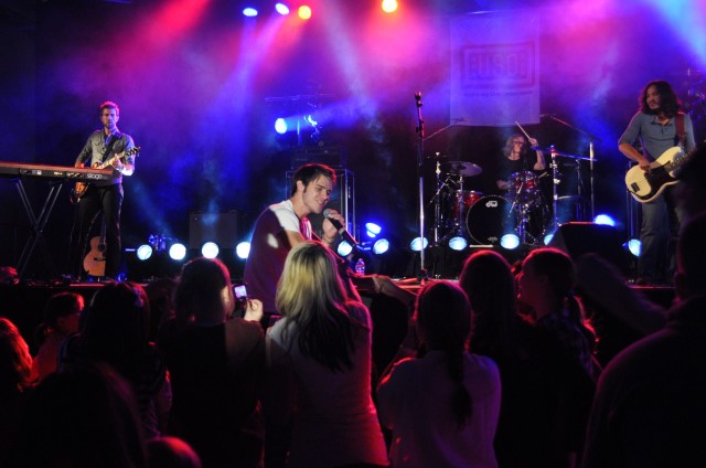Kris Allen, band rock out for Soldiers, Families in Europe