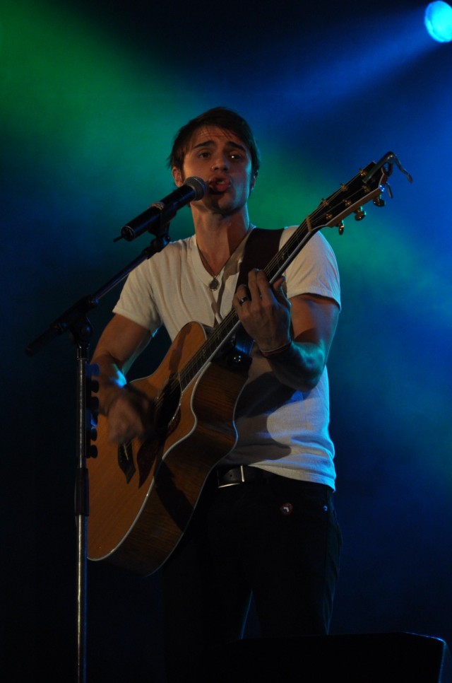 Kris Allen, band rock out for Soldiers, Families in Europe
