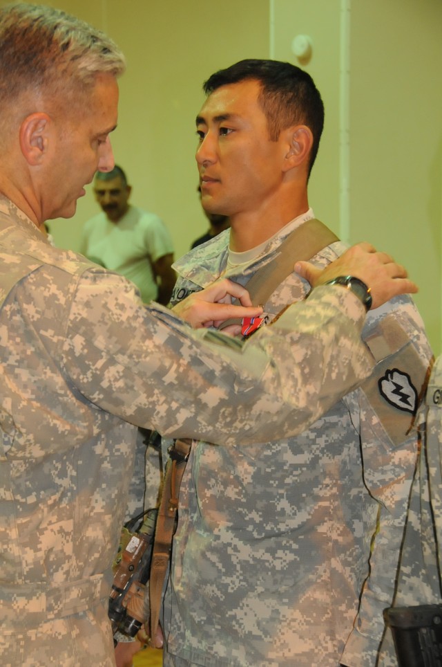 USD-N commander honors Gimlets in award ceremony at Warhorse