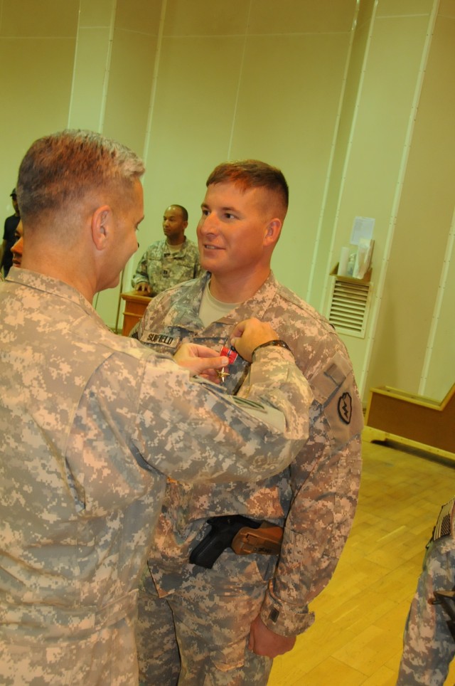 USD-N commander honors Gimlets in award ceremony at Warhorse