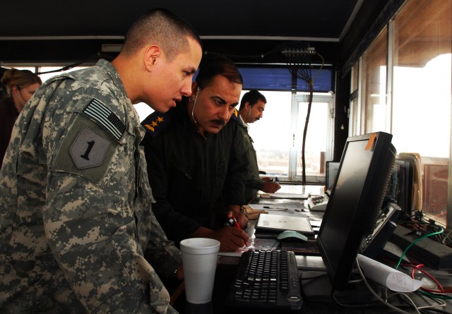 Army traffic controllers train Iraqi counterparts