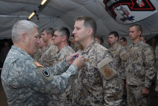 Latvian soldiers receive valorous awards, CIBs at Saber Strike &#039;11