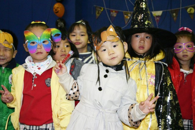 American Halloween culture, party bewitches Korean children