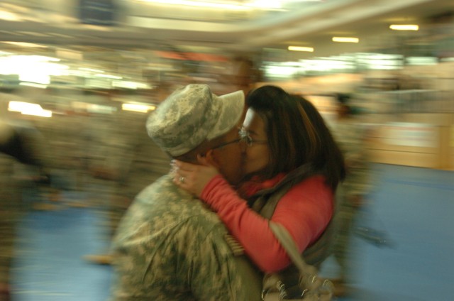 41st Trans. Co. returns from OEF, receives warm welcome home