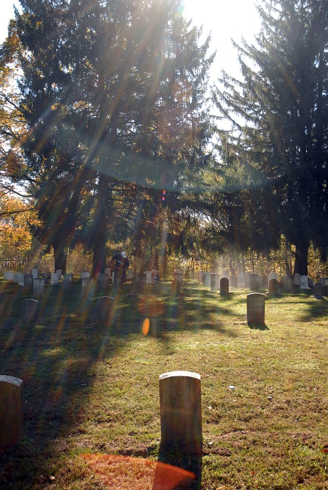 Volunteers clean up USDBAca,!E+Cemetery