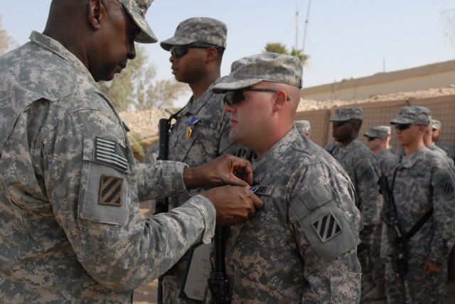 USF-I commander revisits, awards Soldiers Purple Heart