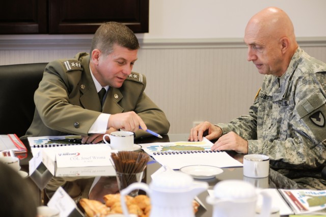 Polish officers visit APG