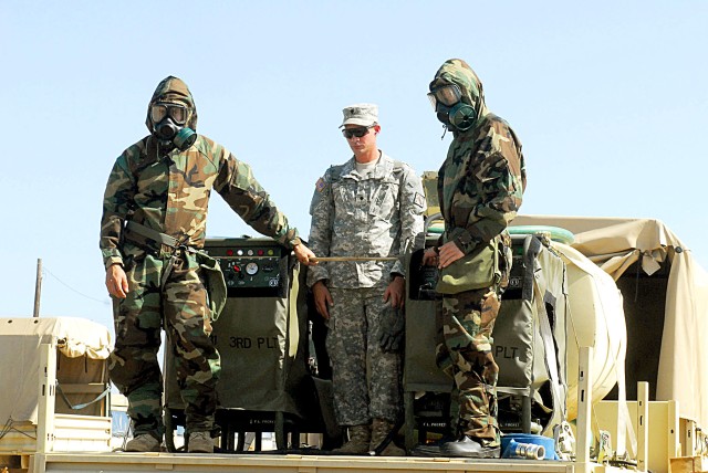 FORT HOOD, Texas-Spc. Michael Throm (center), a chemical specialist for the 181st Chemical Company, 2nd Chemical Battalion, 48th Chemical Brigade, from Big Elk Meadows, Colo., watches as Spc. Oscar Ramierez, originally from El Paso, Texas, and...