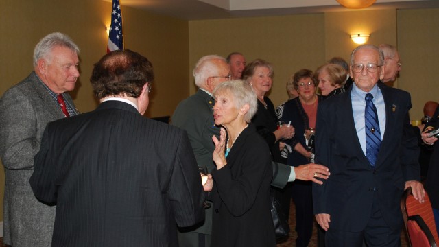 Retired, current Soldiers reminisce at reunion dinner
