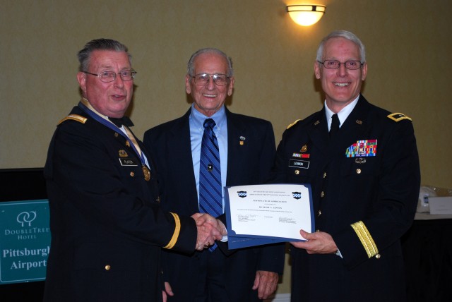 Retired, current Soldiers reminisce at reunion dinner