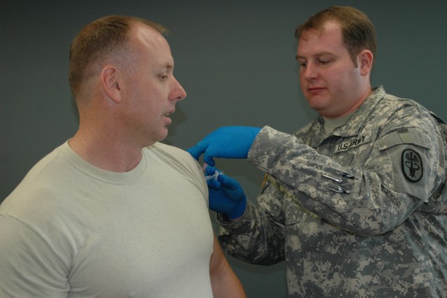 FORSCOM and USARC Forward personnel get their H1N1 and seasonal flu shots