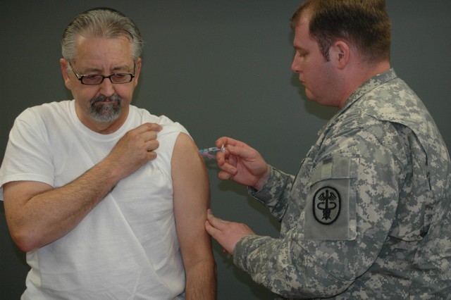 FORSCOM and USARC Forward personnel get their H1N1 and seasonal flu shots