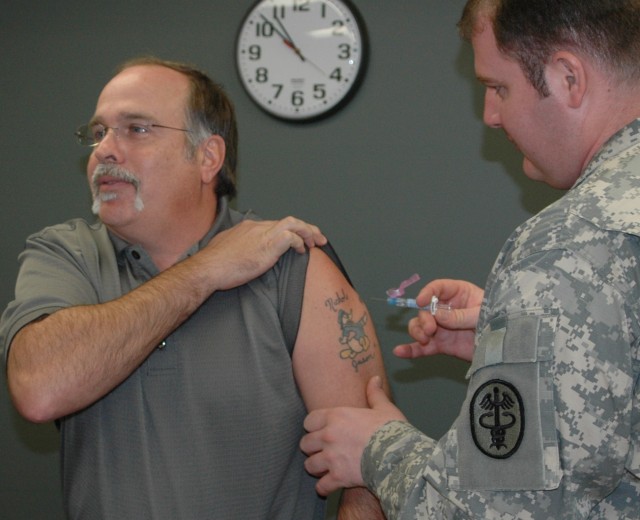 FORSCOM and USARC Forward personnel get their H1N1 and seasonal flu shots