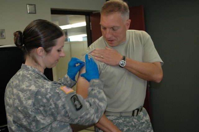 FORSCOM and USARC Forward personnel get their H1N1 and seasonal flu shots