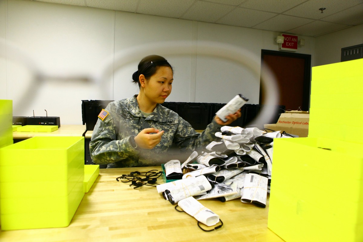 Opticians Make A Spectacle At Lab Article The United States Army