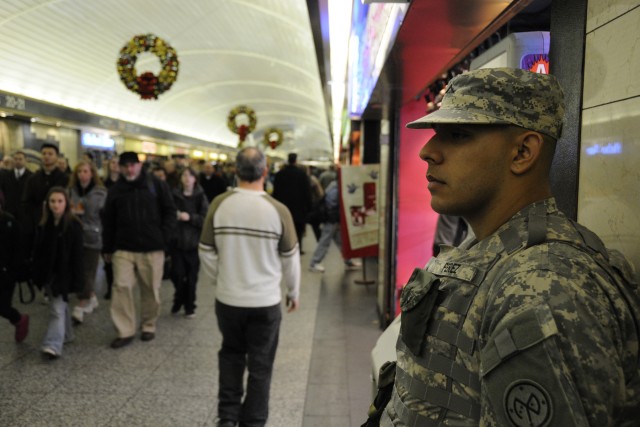 New York National Guard on duty in &#039;Big Apple&#039; during busy Thanksgiving travel period