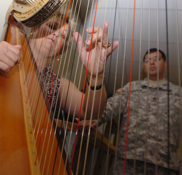 &#039;Strings&#039; of Peace Soothing Fort Hood Soldiers