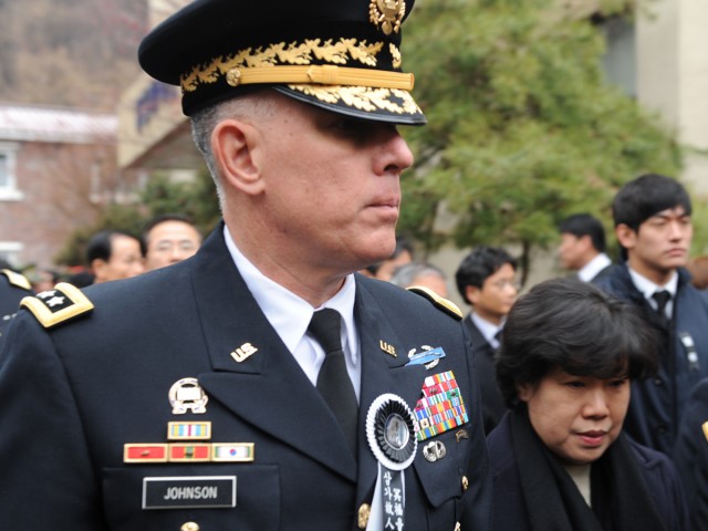8th Army commander pays respects to fallen ROK Marines