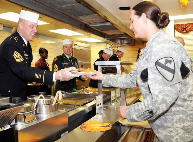 Fort Rucker Soldiers share Thanksgiving meal, fellowship