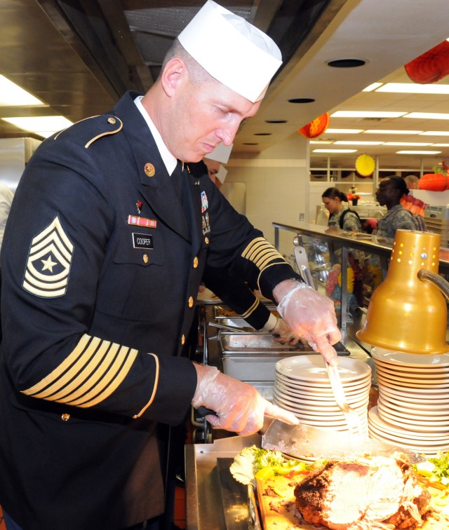 Fort Rucker Soldiers share Thanksgiving meal, fellowship