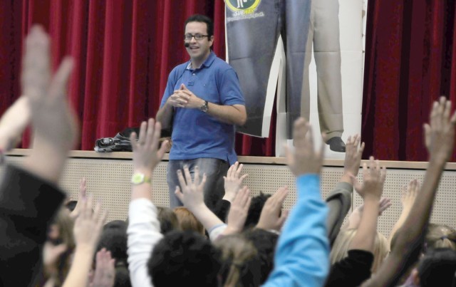 &#039;Subway guy&#039; promotes health, nutrition at Netzaberg schools