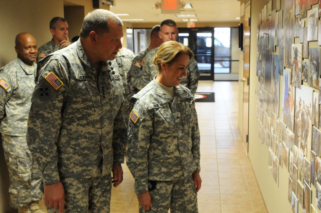Army Forces Commander visits 3d ESC
