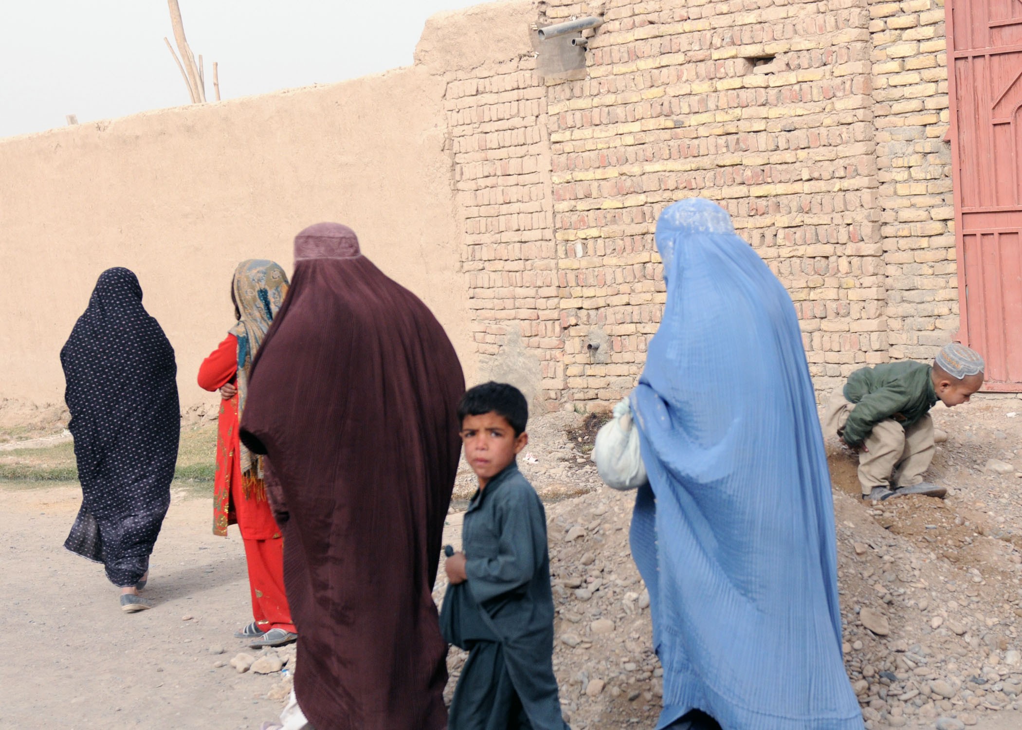 Charlie Company conducts dismounted patrol in Popal colony, in Kandahar ...