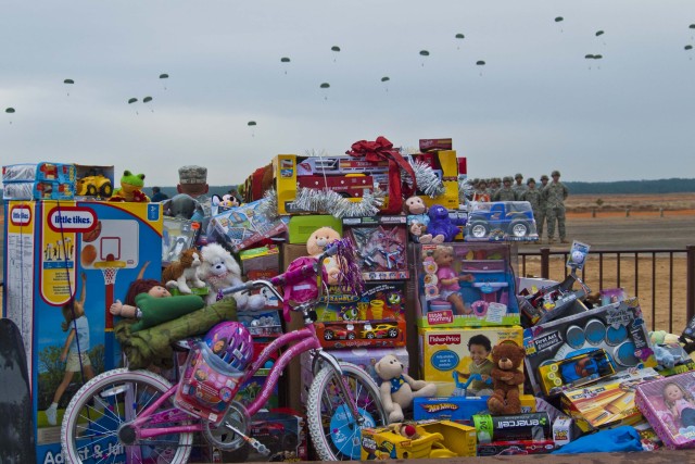 Paratroopers donated toys to children in need 