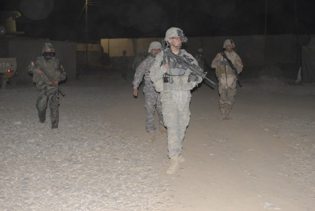 JOINT SECURITY STATION INDIA, Iraq-Soldiers assigned to A Co., 2nd Battalion, 7th Cavalry Regiment, 4th Advise and Assist Brigade, 1st Cavalry Division, conduct combined dismounted movement training with Soldiers of the 3rd Brigade, 1st Iraqi Army...